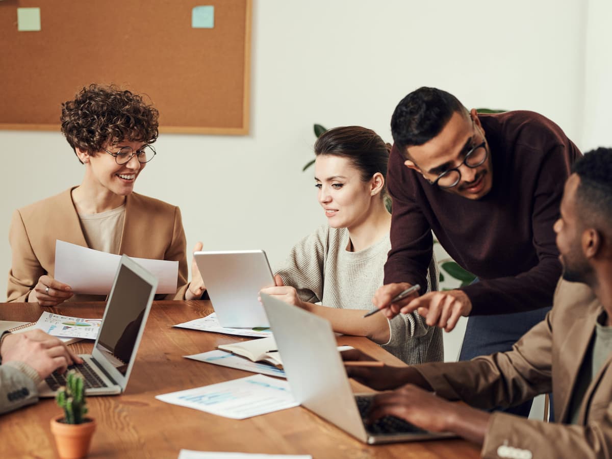 Il manager che parla due linguaggi: la chiave invisibile dei progetti di successo
